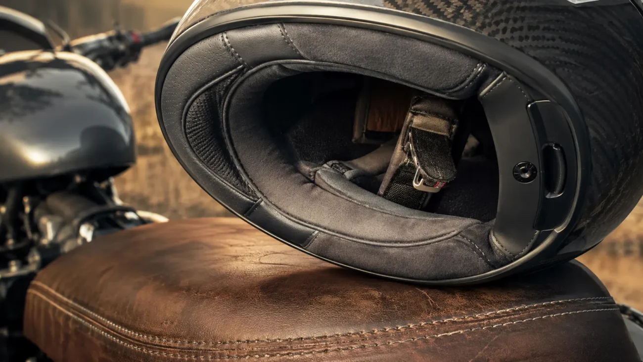 Detailopname van een premium touring motorhelm voor dames, waarbij de focus ligt op de dikke, goed aansluitende nekkraag die windruis en turbulentie tegengaat.