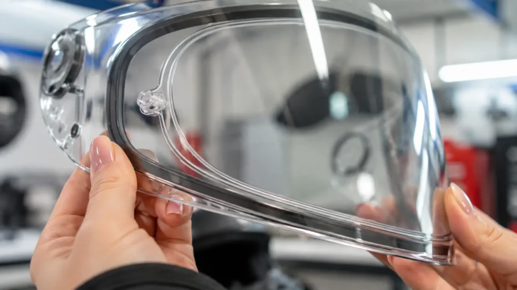 Een close-up van een helder motorvizier met een gemonteerde Pinlock-lens, waarbij de siliconenrand duidelijk zichtbaar is aan de binnenkant.